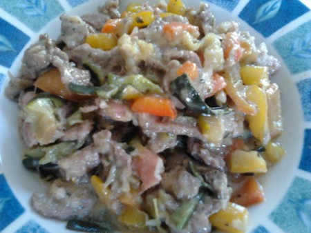 Straccetti di manzo con verdure julienne, speck e provola